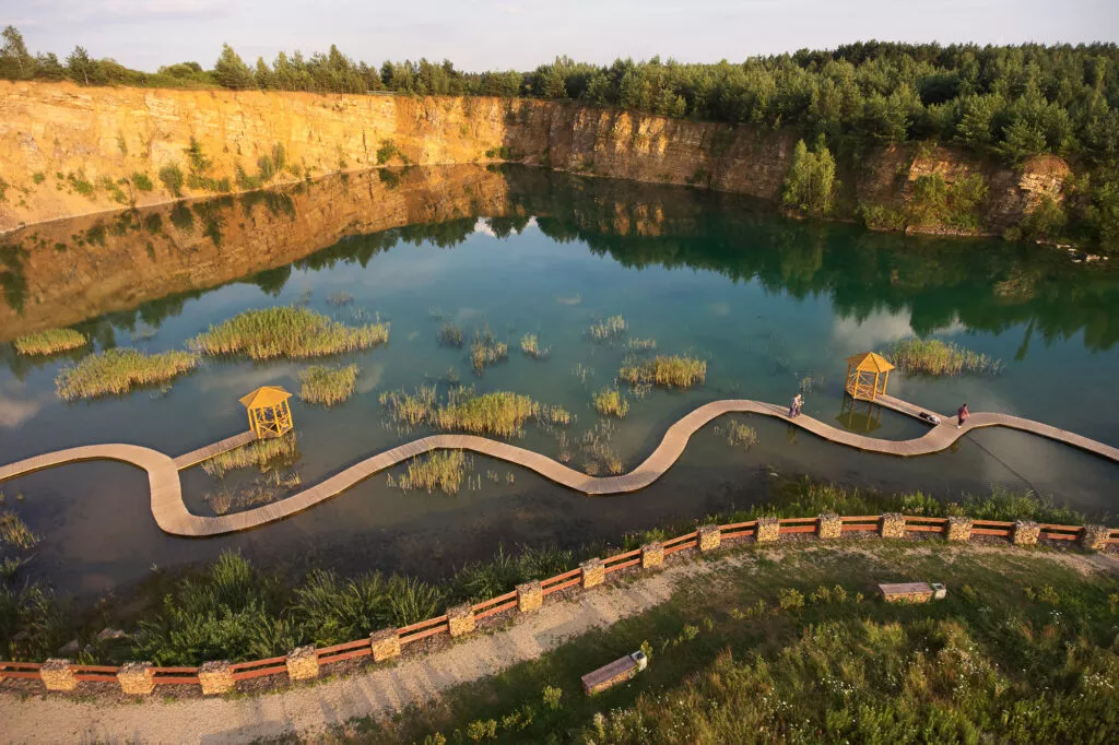 Dřevěné lávky přes vodu, někdy jsou i zatopené