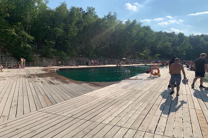 Nezapomeňte si sebou vzít něco na ležení. Nejsou zde lehátka.