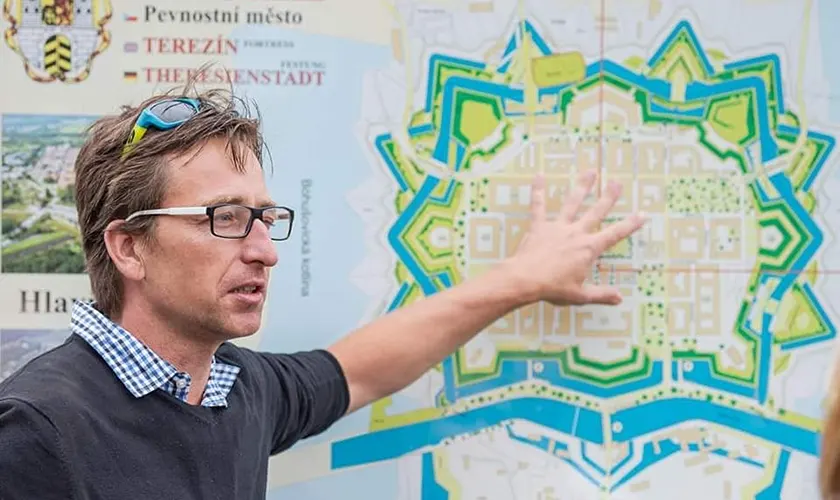 Český průvodce po koncetračním táboře Osvětim Lukáš