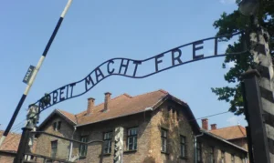 Čtěte také: Arbeit macht frei