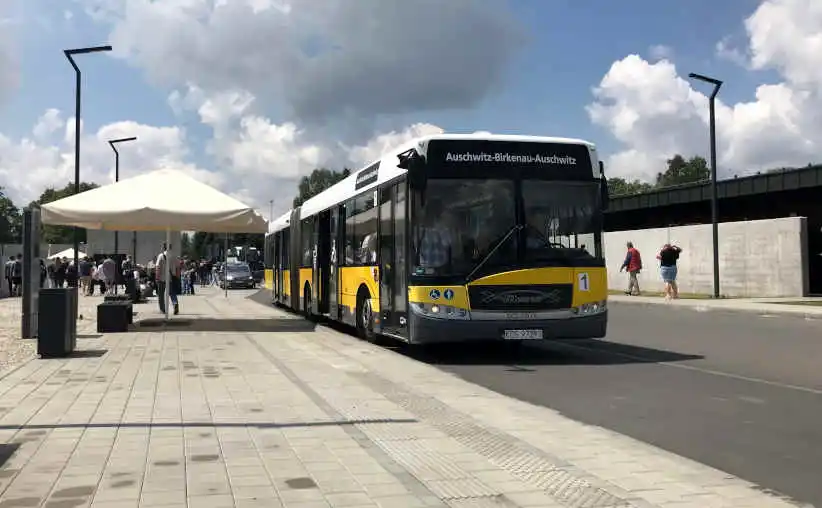 Autobus jezdí zdarma co 15 minut mezi tábory Auschwitz a Birkenau
