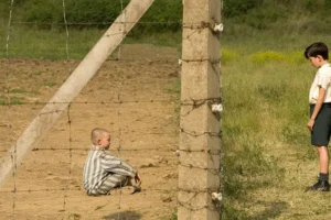 Chlapec (kluk) v pruhovaném pyžamu